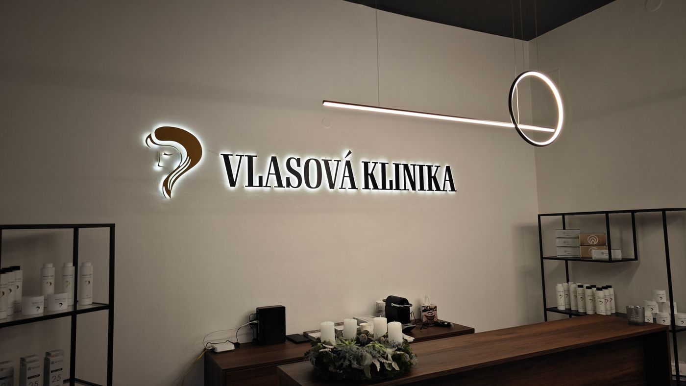 Podsvícené 3D logo 2 m pro Vlasovou kliniku v Praze
