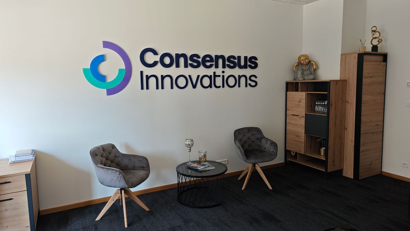 3D logo Consensus Innovations na stěně zasedací místnosti